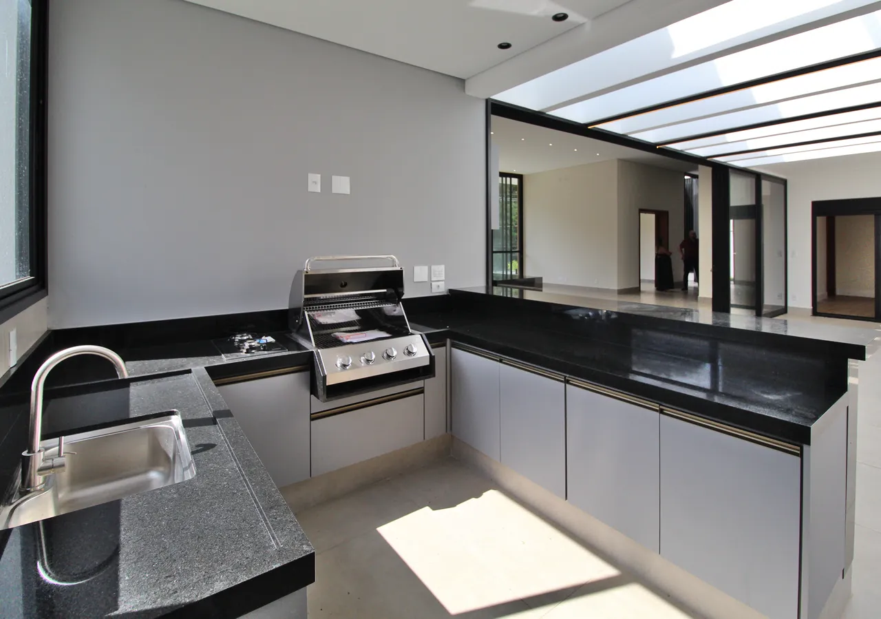 Casa térrea novíssima de alto padrão à venda no condomínio Alphaville Campinas