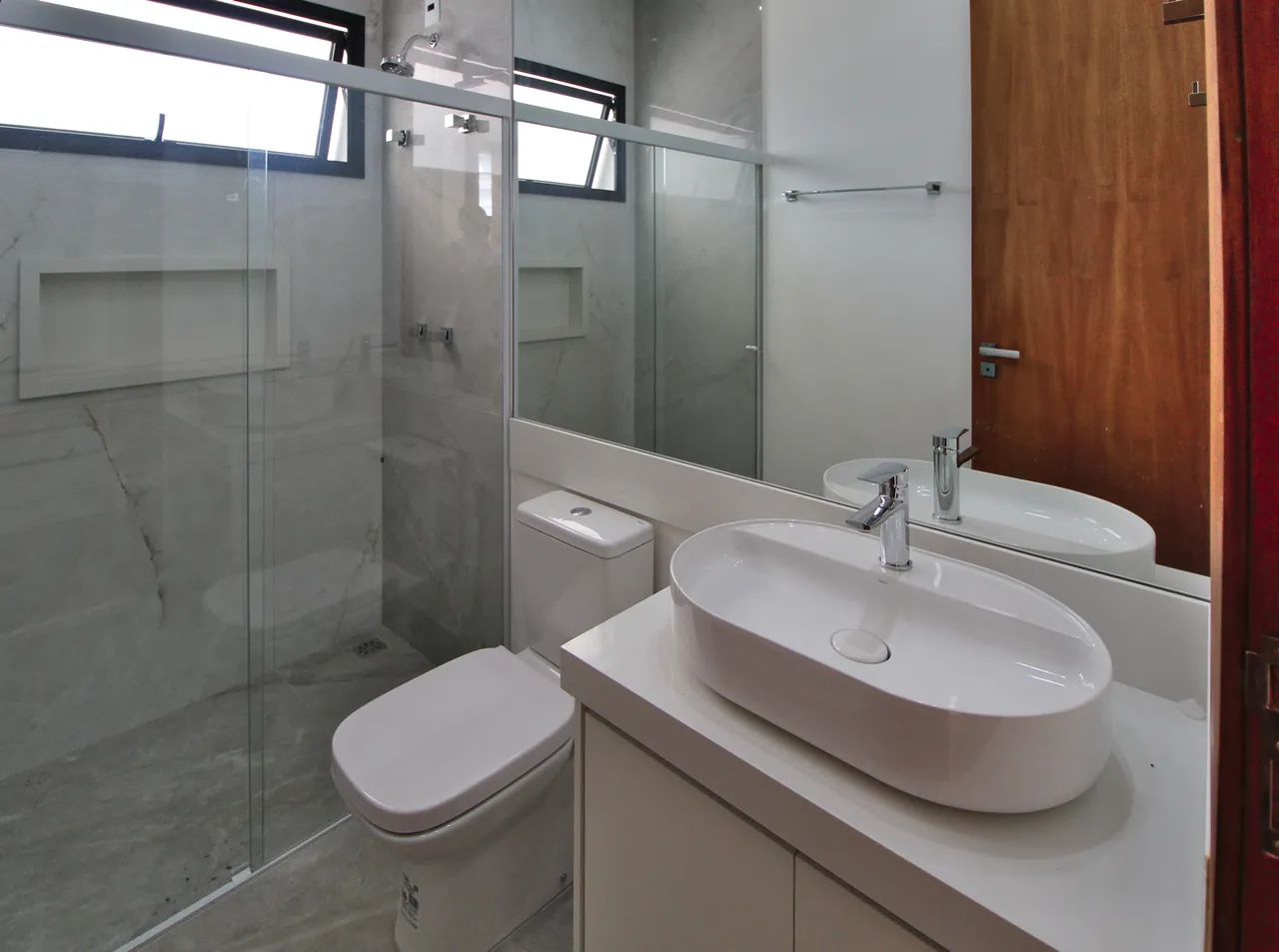 Casa térrea novíssima de alto padrão à venda no condomínio Alphaville Campinas