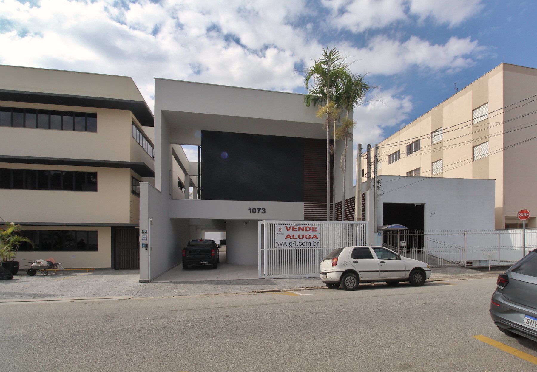 Imóvel corporativo alto padrão para venda/aluguel em localização estratégica, em frente ao Jundiaí Shopping. 585m² de área construída com design moderno, salas envidraçadas, salão operacional e garagem para 8 veículos.